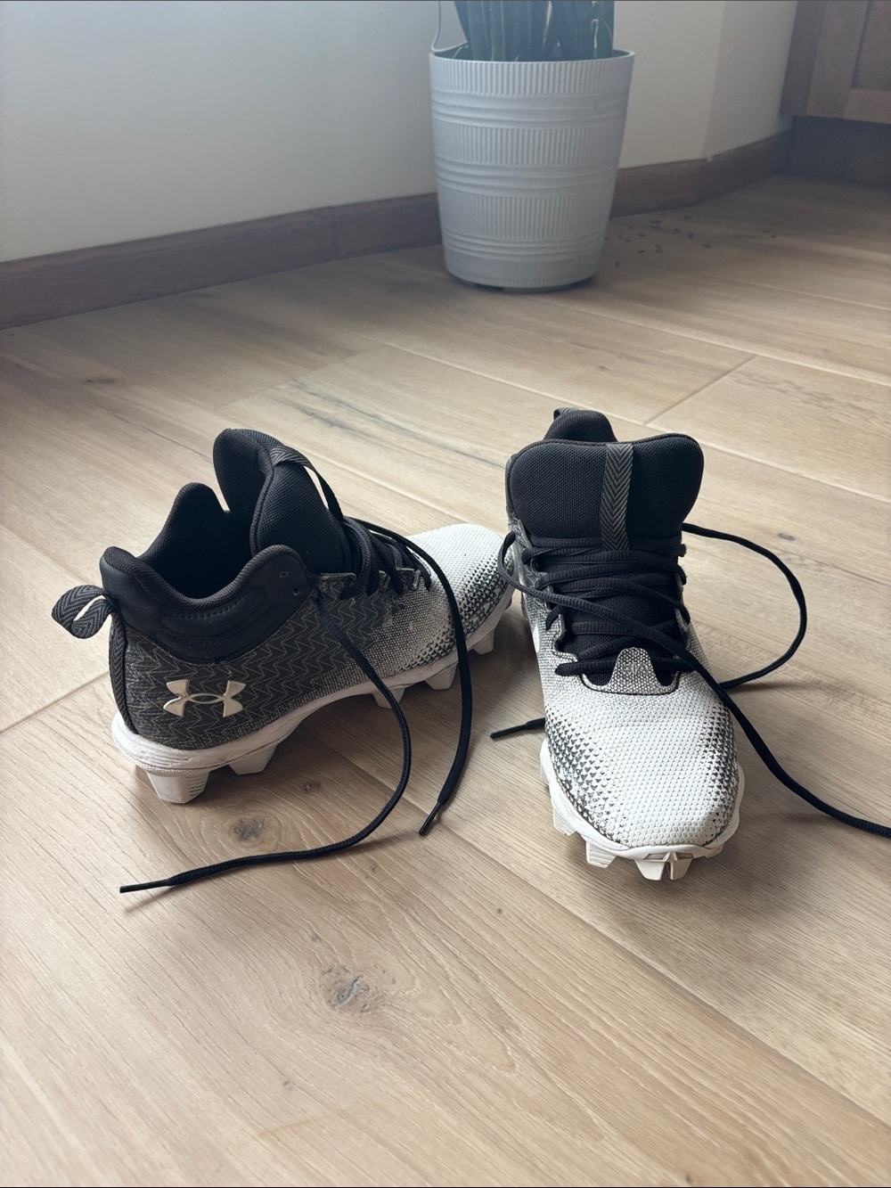 🏈UA Youth size 5.5 Football Cleats🏈